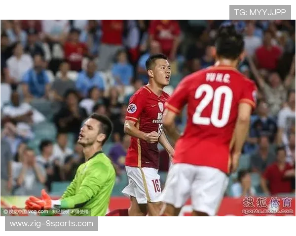 英格兰赛后全队谢场致敬球迷，英格兰队员光速摘下奖牌